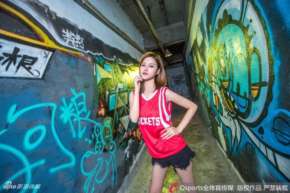 周琦在有限的上场时间里奋力起跳，试图封盖对手的投篮。他那双长臂是他与生俱来的天赋，也是他在NBA赖以生存的防守武器。