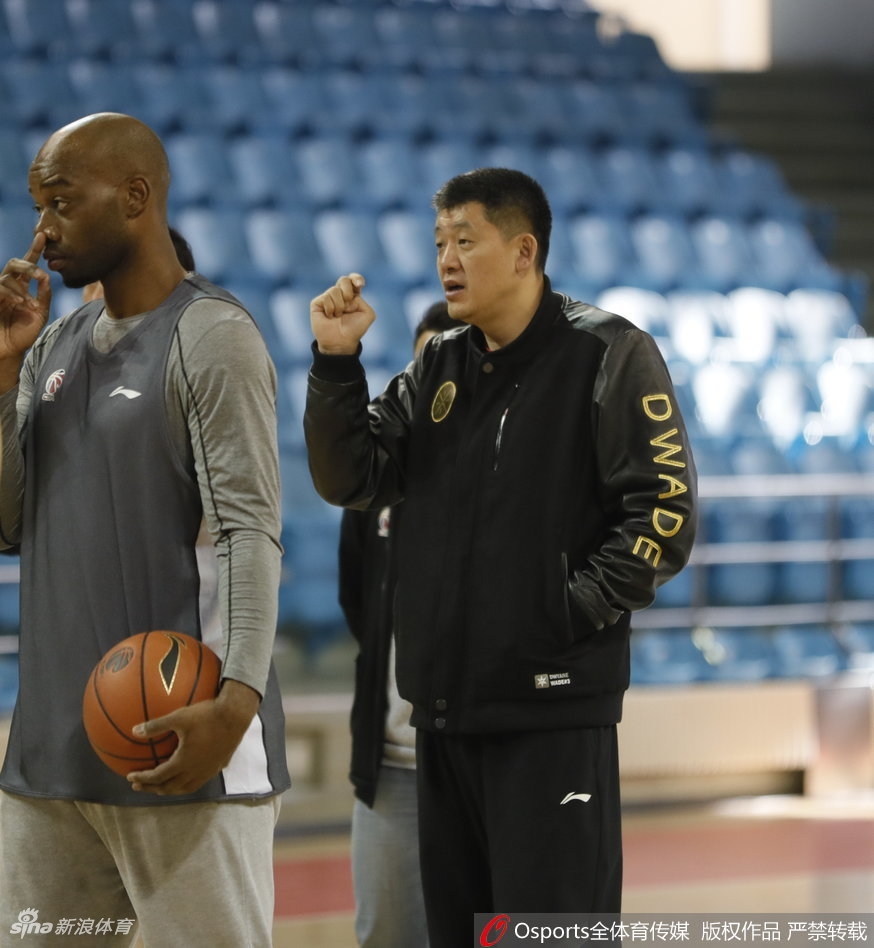 兰德里在内卡位要球，肌肉线条分明，眼神中充满对胜利的渴望，准备在禁区与对手展开肉搏。