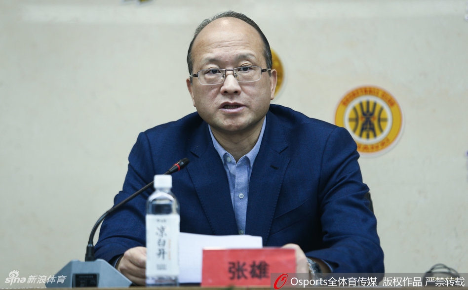 台下媒体记者们正襟危坐，有的低头快速记录，有的举起相机对准主席台，会场气氛严肃而热烈，展现了对联赛改革动向的高度关注。