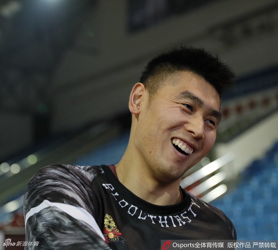 丁彦雨航训练中持球面对防守，神情专注而自信，作为山东队的绝对核心，他将在客场全力争胜。