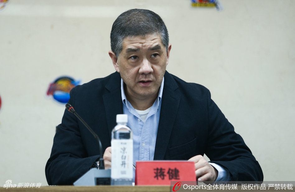 圆桌讨论环节，几位联赛负责人相互交流意见，面前摆放着联赛文件和名牌，他们之间的默契配合与专业态度，为CBA新赛季的平稳运行提供了坚实保障。