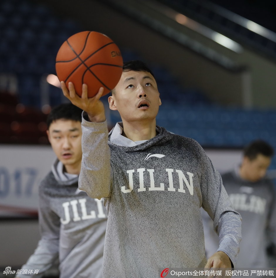 吉林男篮全队合练画面，球员们跑动积极，战术配合默契，展现出良好的团队备战氛围。