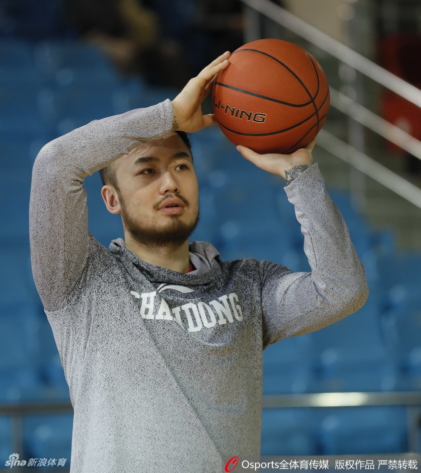 丁彦雨航在训练中展露灿烂笑容，张开双臂与队友紧紧相拥，兄弟情谊溢于言表