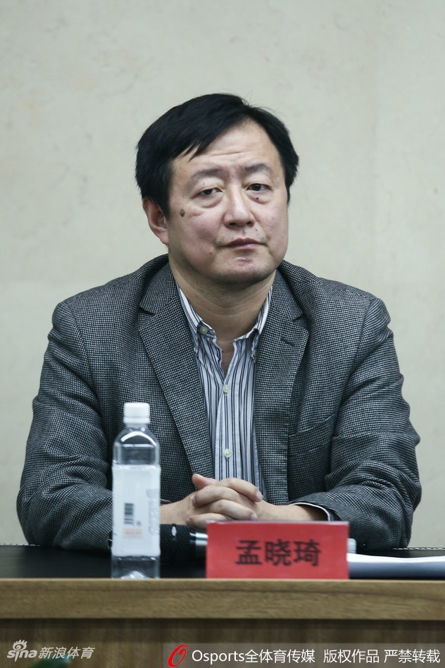 现场一位身穿西装的高层管理人员正在发言，他手势有力，目光坚定，背景墙上的CBA标识格外醒目，象征着联赛在新时代的变革决心。