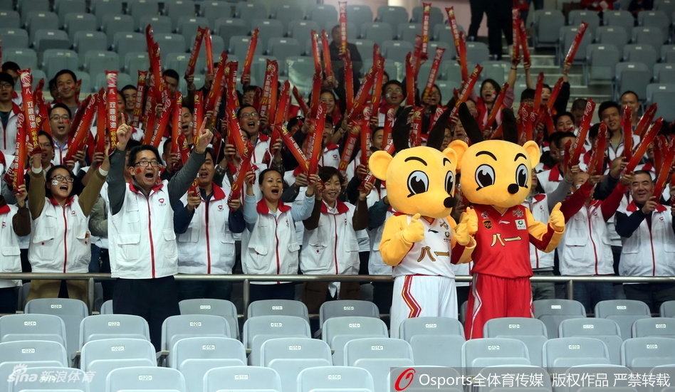 吉祥物背后抱住一位正专注于赛场的老球迷,突然的“袭击”让这位大叔先是一惊,随即绽放出灿烂的笑容,旁边坐着的朋友们也开怀大笑,看台上的氛围瞬间被引爆