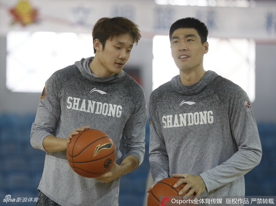 丁彦雨航在训练中化身活宝，与队友勾肩搭背，画面充满了兄弟间的温暖与幽默