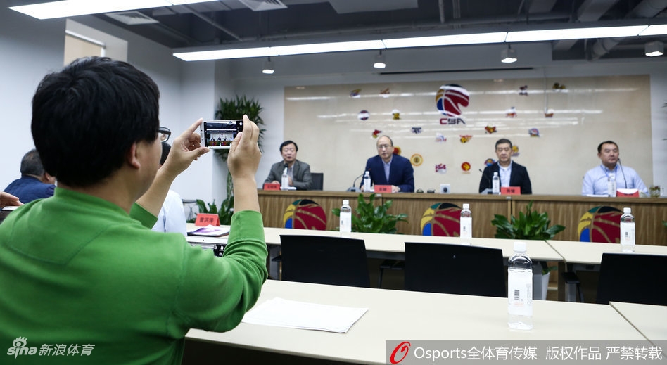 首钢体育大厦内，CBA公司高层与媒体代表齐聚通气会现场，神情专注而笃定，一场关于联赛未来的深度对话在此展开。