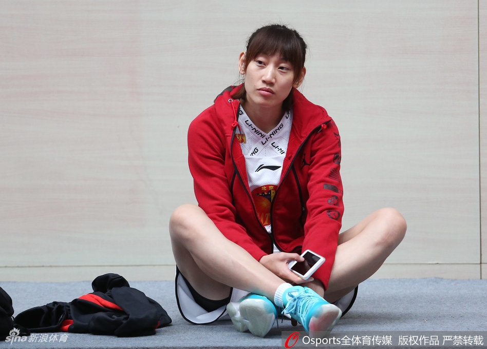 镜头聚焦处，北京女篮的姑娘们褪去战袍，换上精致便装，在光影交错中展现出赛场外的时尚张力与静谧美感。