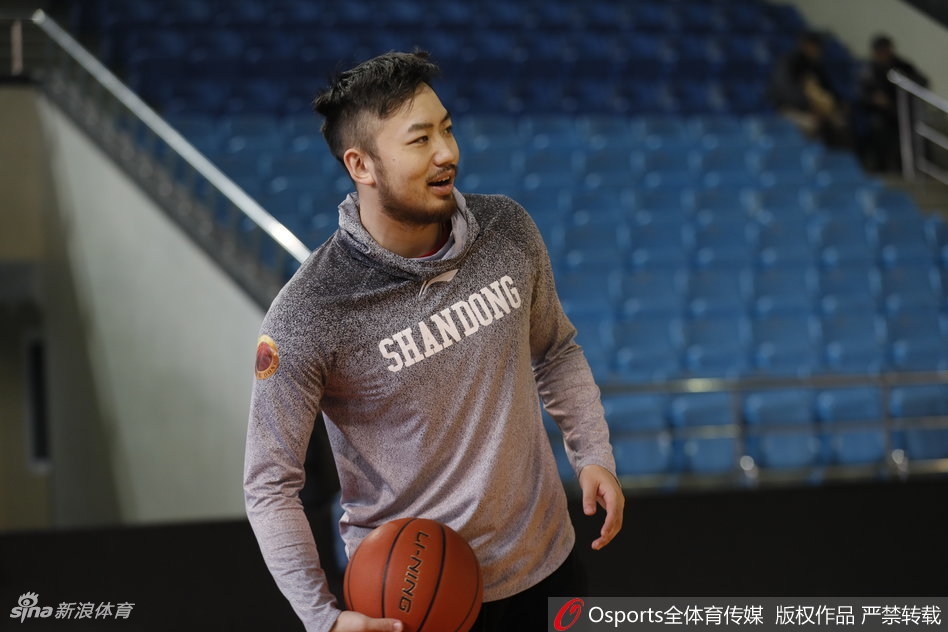 丁彦雨航在训练中双手搂着两名队友的肩膀，三个人对着镜头露出搞怪表情，真像在秀恩爱