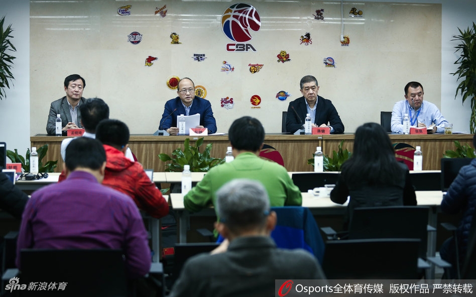 通气会结束后，媒体记者们将几位发言嘉宾团团围住，继续进行深入追问，闪光灯此起彼伏，折射出公众对CBA联赛改革进程的强烈兴趣与期待。