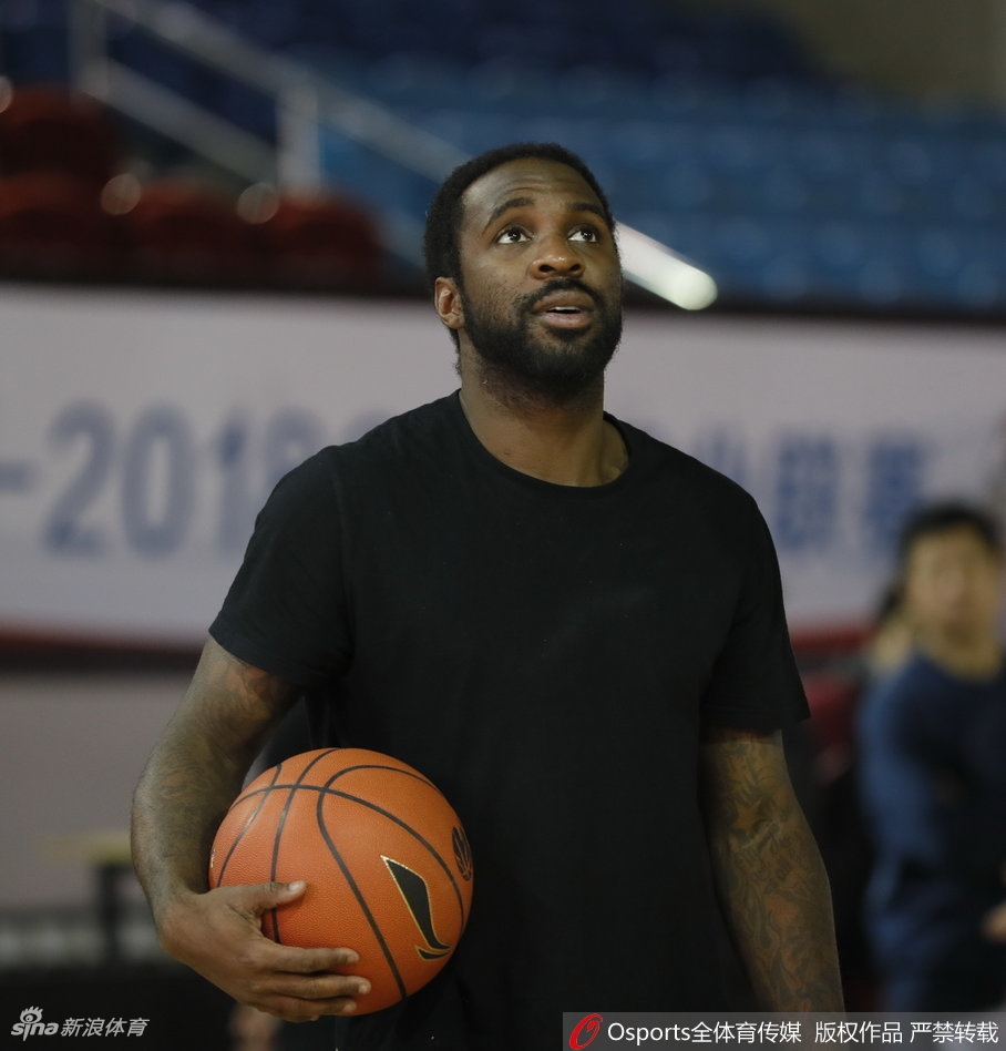 山东队训练氛围火热，丁彦雨航在人群中开怀大笑，展现出球队核心的亲和力