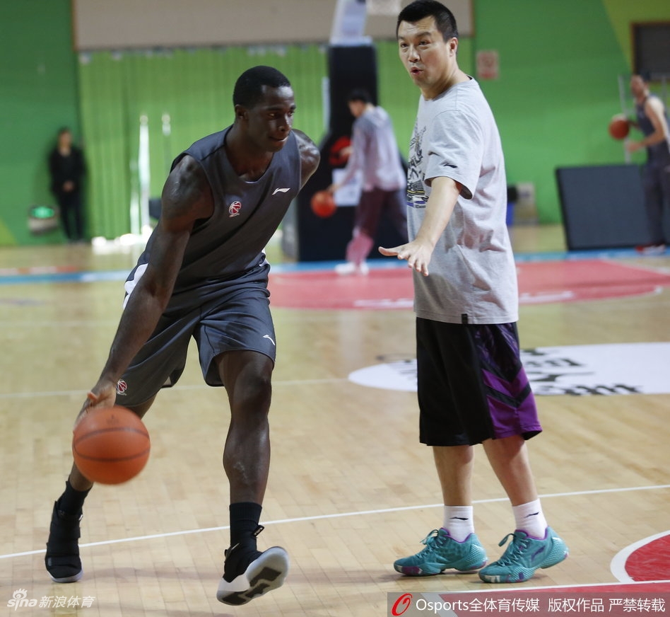 老将韩德君在内线占据绝对优势，他背身顶住防守，利用柔和的手感完成一次小勾手投篮，篮球在空中划过一道美妙的弧线坠入网窝。