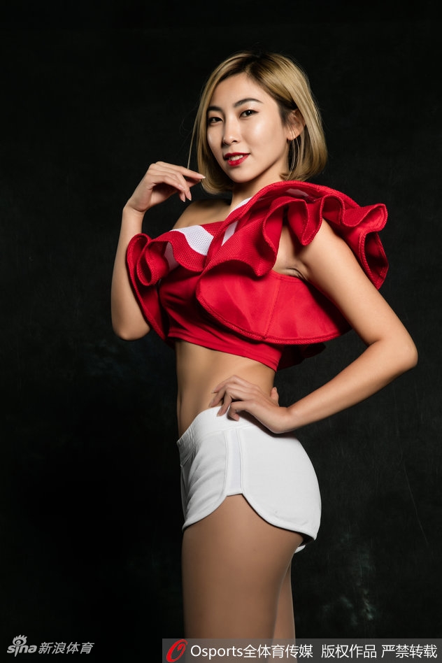 红妆特写，宝贝眼神坚定而温柔，精致的妆容与动感的团队背景形成对比，突显了个人魅力与团队精神。