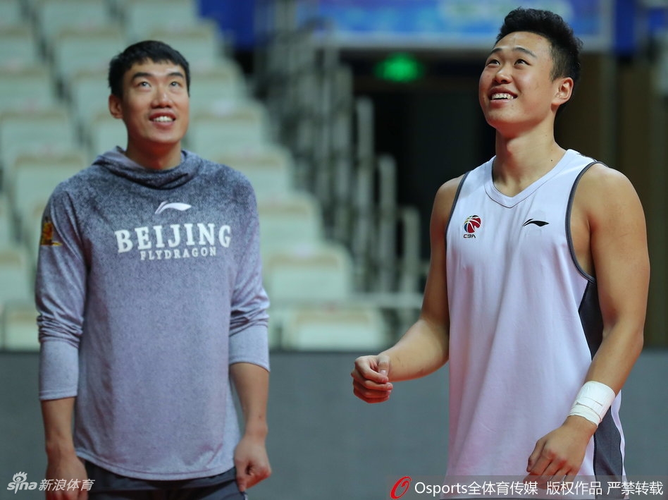 杨敬敏赛前积极拉伸，为即将到来的激烈对抗做着最后的身体准备。