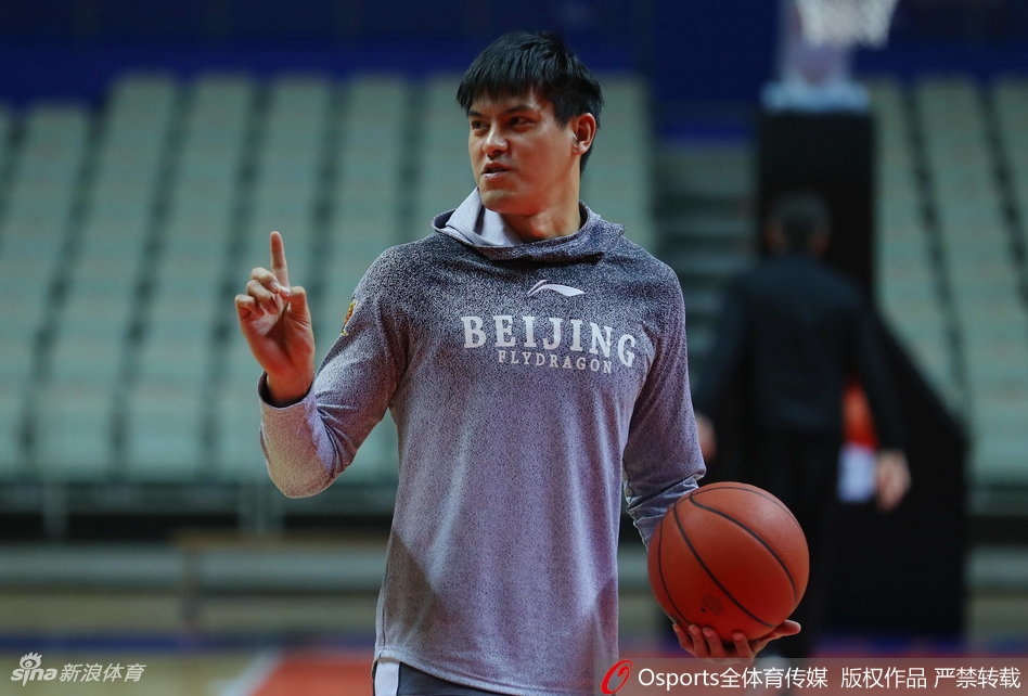 外援兰多夫内线强攻，如同猛虎下山，展示着球队内线强大的统治力。