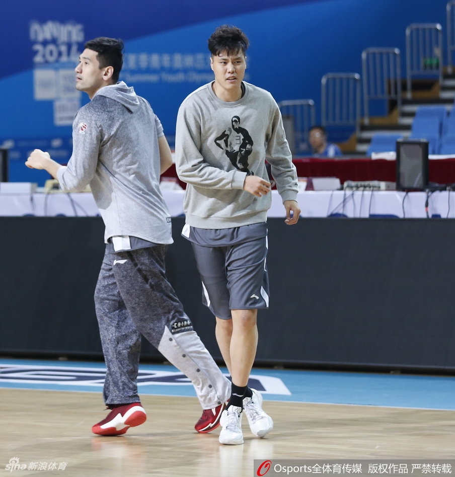 面对严密防守，郭艾伦利用娴熟的背后运球瞬间晃开对手，如同一道闪电般直杀篮下，展现出他作为顶级后卫的犀利突破能力。