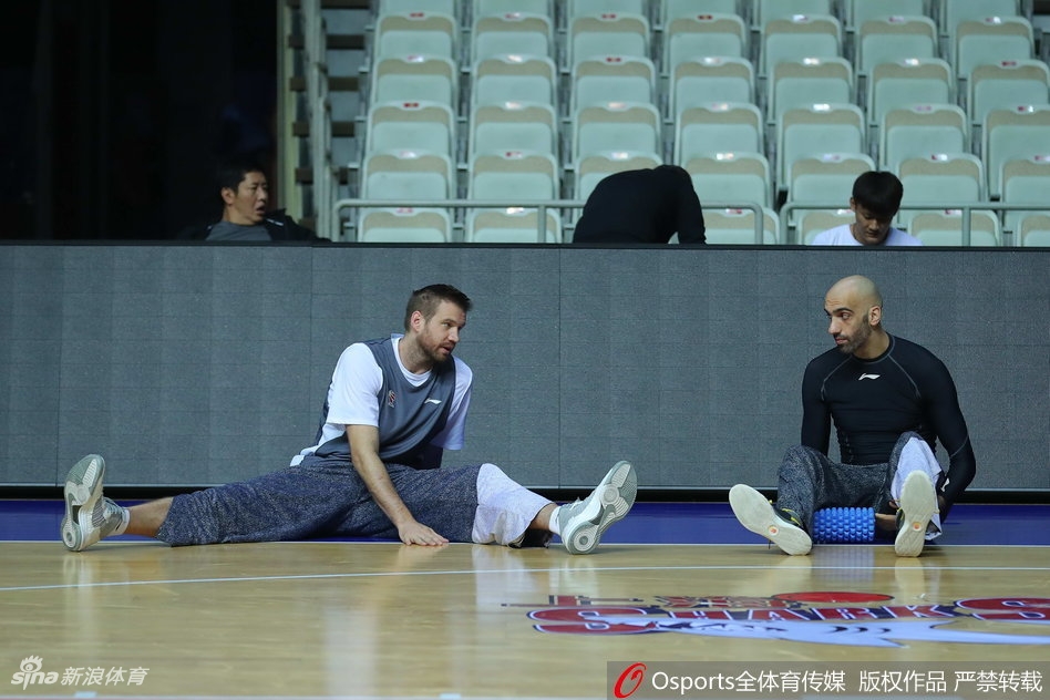 老马目光如炬，在训练中亲自示范，用行动诠释着对胜利的无限渴望。