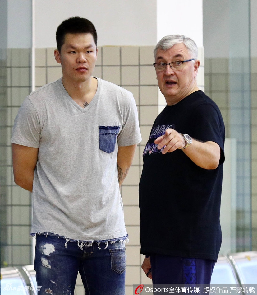 全队围拢在一起，杜锋指导在战术板上快速画着最后的进攻配合，队员们聚精会神地聆听，眼中闪烁着对胜利的渴望