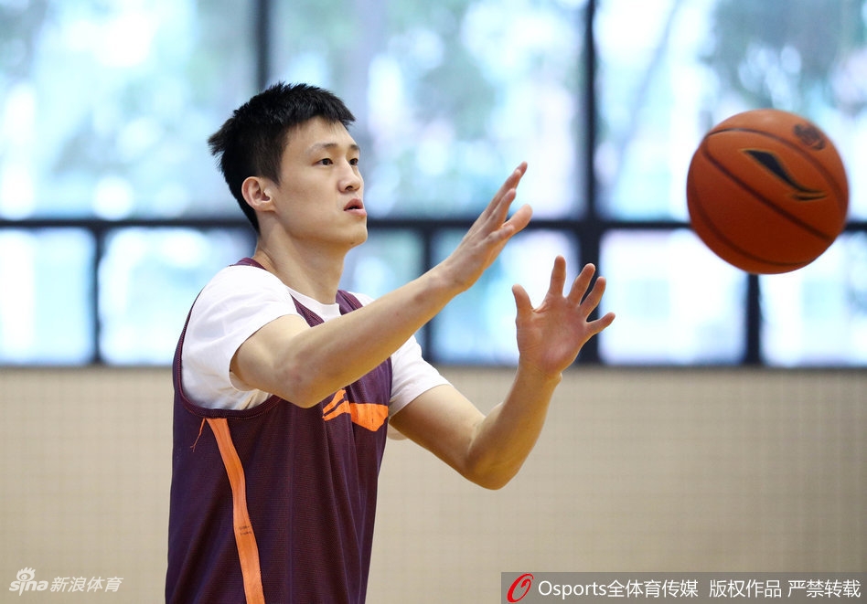 助理教练正在为一名年轻队员单独讲解防守站位，手把手地纠正动作细节，传承球队的防守理念