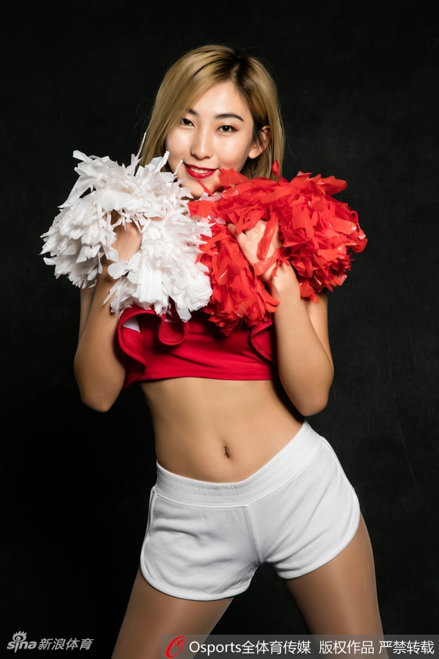 动感瞬间抓拍，篮球宝贝们在场上跃起，红妆闪耀，活力四射的身姿与专注神情完美诠释了力与美的结合。