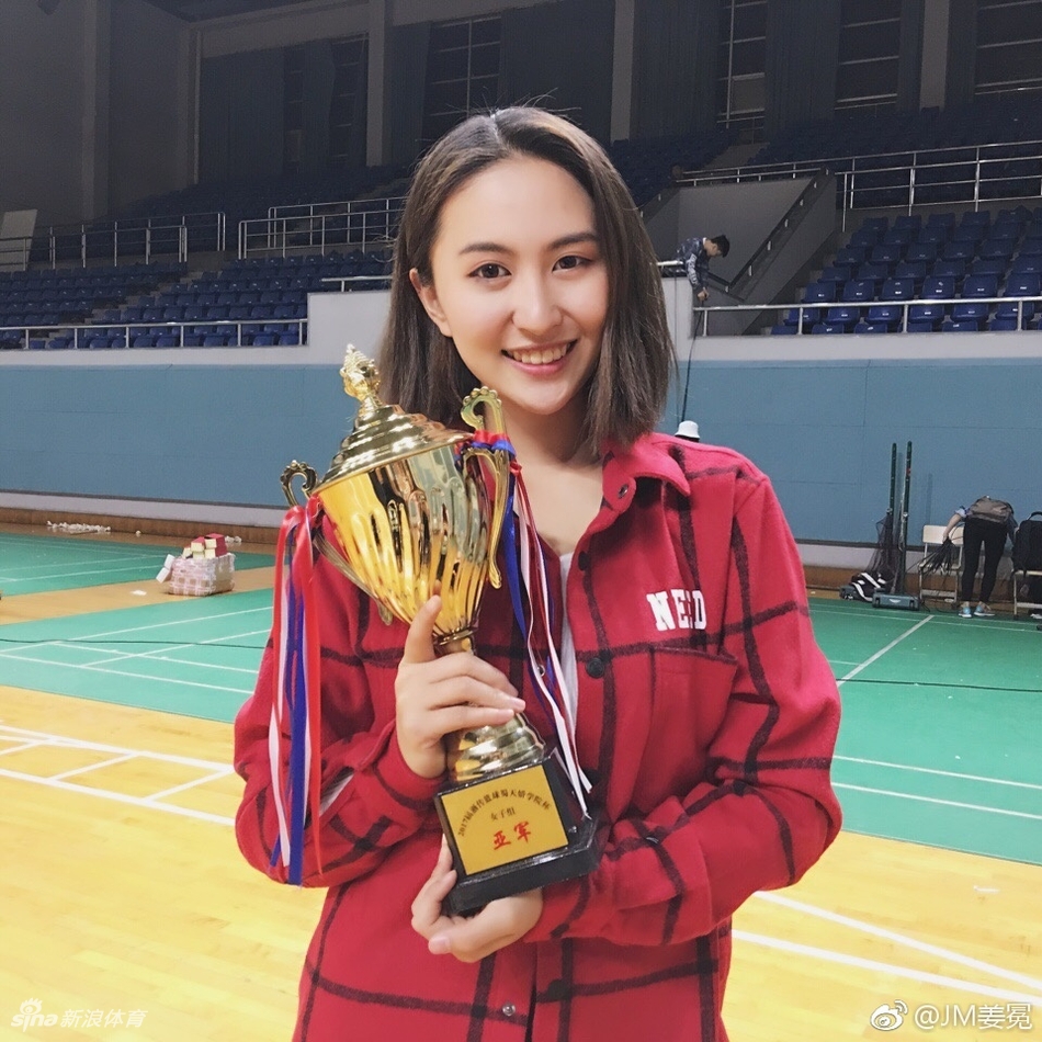 在灯光耀眼的舞台上,姜冕将篮球高高抛起,身体随之律动,这一刻她是全场的焦点,用炫酷的球技点燃了观众的热情