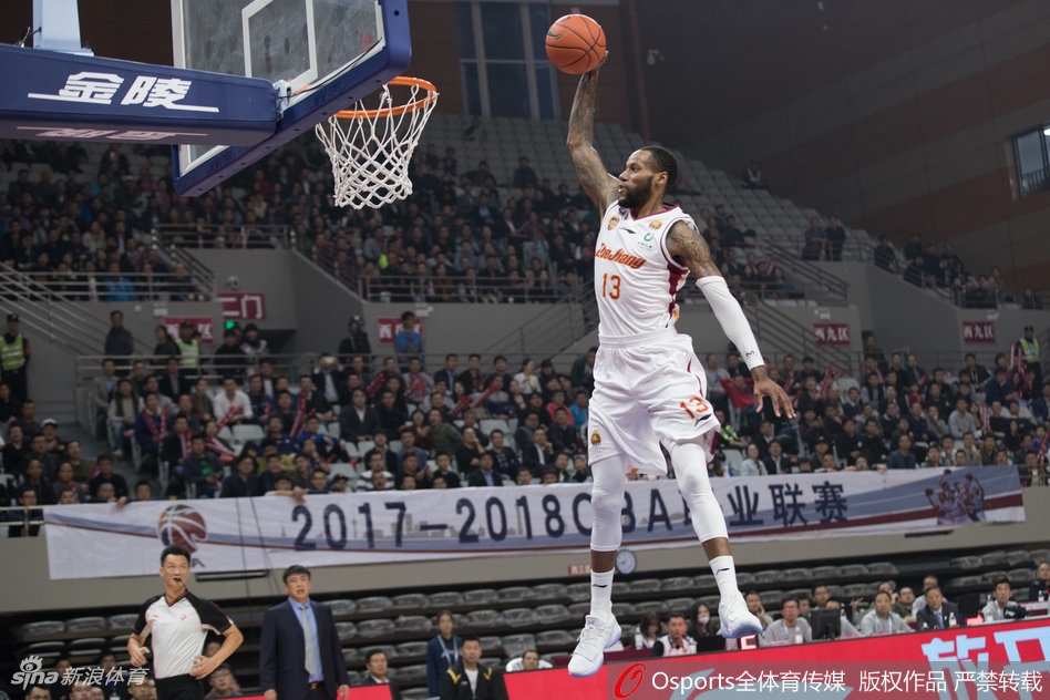 斯托克斯在山西队禁区如猛虎下山,双手大力灌篮,篮筐在他的拉扯下仿佛都变了形,彰显着不可阻挡的力量美学。