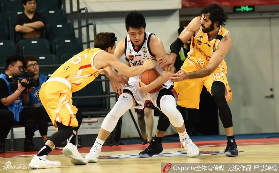 桑尼在肌肉丛林中强硬起跳，用指尖将球拨向篮筐，彰显内线霸主本色