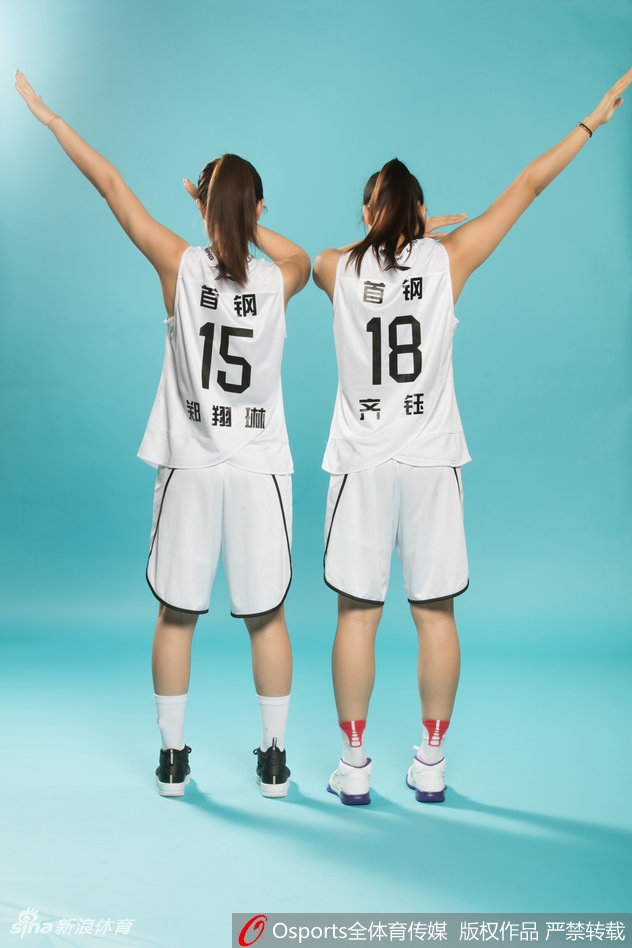 训练间隙，队员们围在一起相互鼓劲，团结的氛围如同她们坚不可摧的防守。