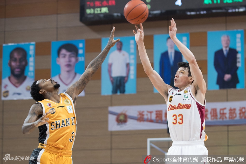 威姆斯如一道白色闪电突破山西防线,在对手封盖到来前轻盈挑篮,空中姿态舒展,仿佛时间都在这一刻静止。