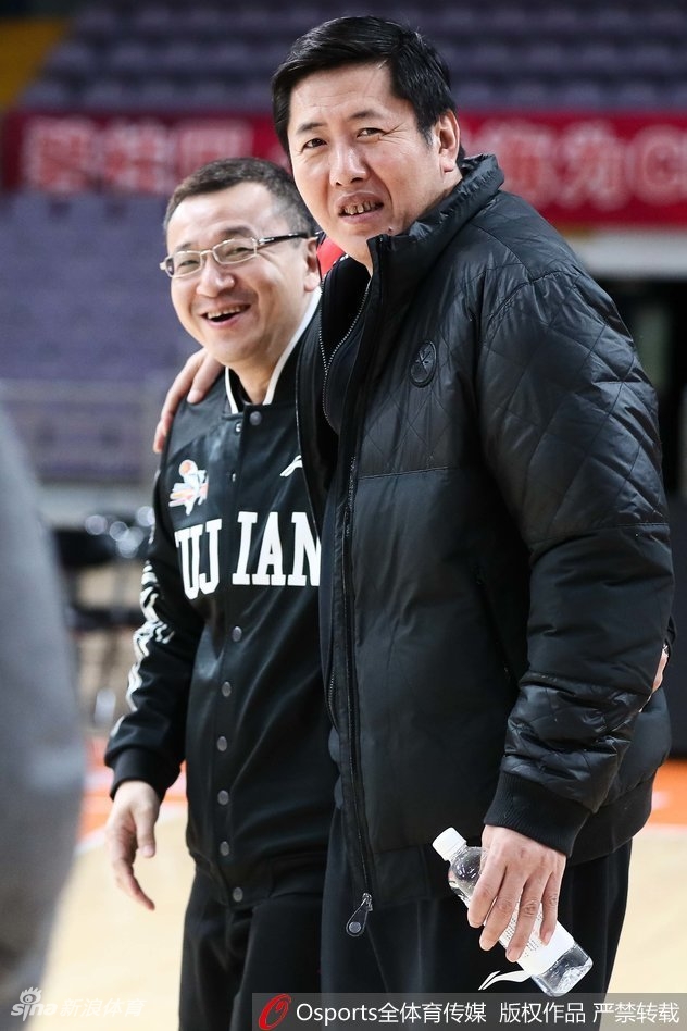 外援拉斯-史密斯在训练中闲庭信步，面带微笑，眼神中透露着对阵老马时的从容与自信