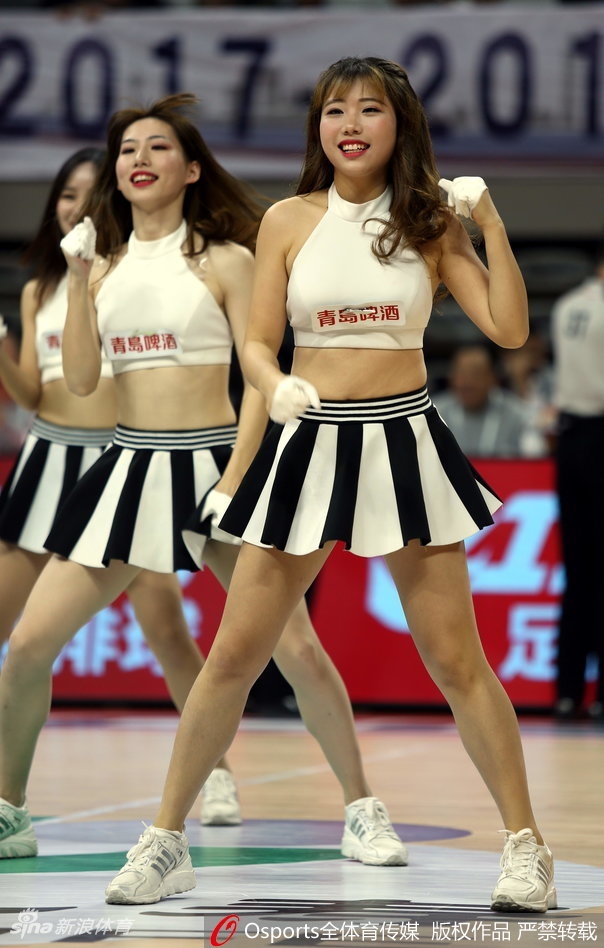 浙江蕞红啦啦队的姑娘们身着亮黄色表演服，在赛场中央排开整齐队形，她们随着动感音乐轻盈跃起，飞扬的马尾辫和灿烂的笑容瞬间点燃全场热情。