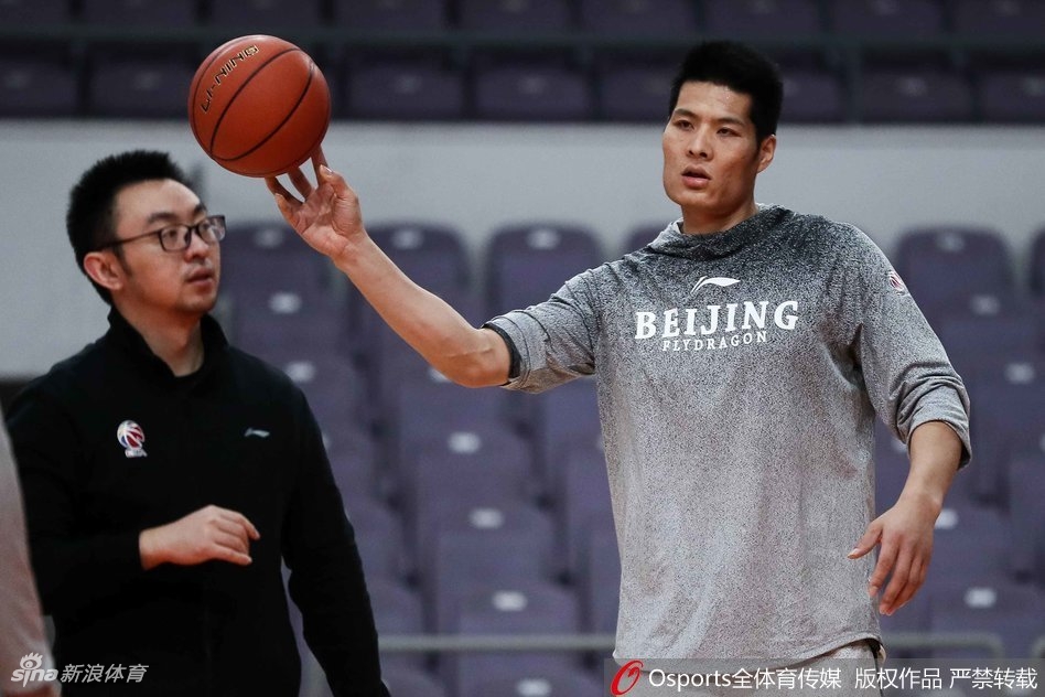 马布里在训练间隙客串教练，向年轻球员面授机宜，将经验在无声中传递。