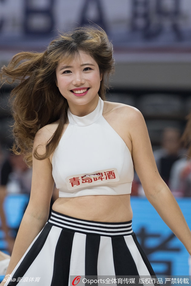 表演结束后，蕞红啦啦队的姑娘们集体向观众致意。她们一字排开，手中挥舞着花球，脸上洋溢着灿烂而满足的微笑，仿佛在向这个火热的赛场说：谢谢你们的欢呼，我们下次再见。