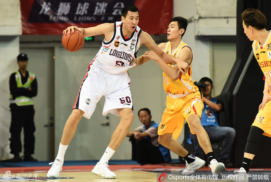 状元陈盈骏如精灵般穿行于同曦防线之间，灵巧的变向晃开防守直捣黄龙