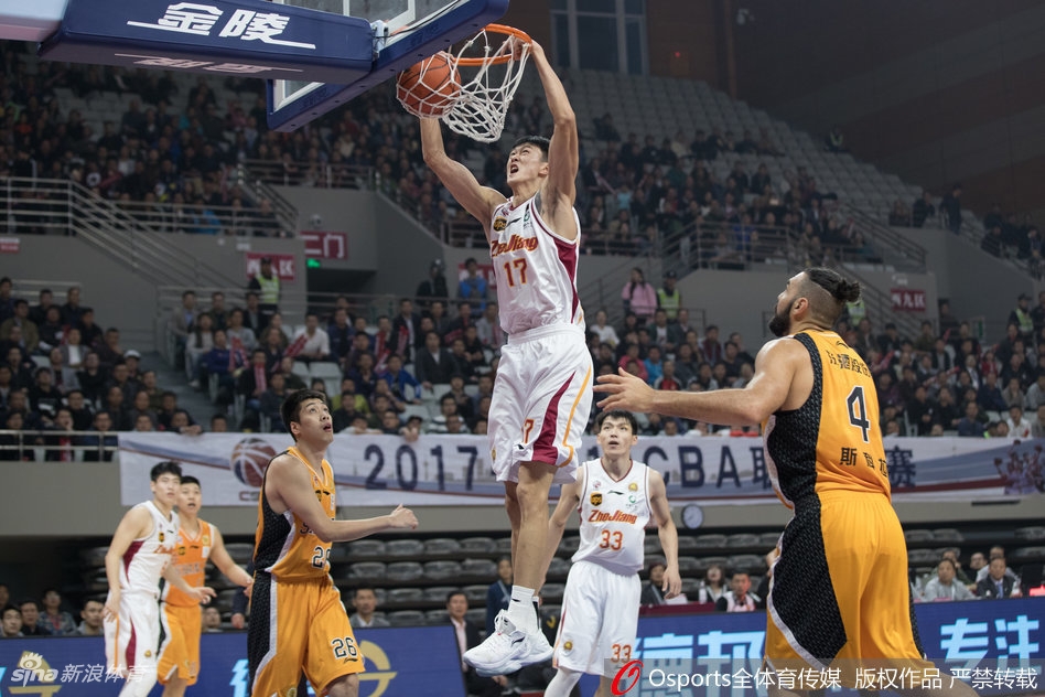 “钻石”斯科拉在浙江队內线展现精湛低位技术,他背身单打,准备用一次华丽的转身晃开防守,岁月在他身上仿佛只留下了智慧。