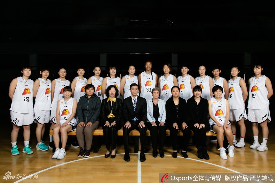 队长邵婷眼神坚毅，手托篮球，姿态从容，领袖气质在光影间自然流露。