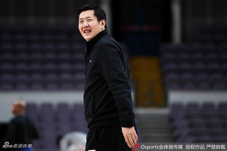 兰多夫在内线卡位要球，强壮的体魄和专注的表情，预示着今晚他将给福建队的内线带来巨大麻烦。