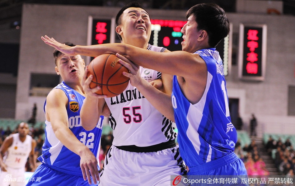 刘志轩底角埋伏,接球后果断出手,三分穿心而过,这致命一击让青岛队的追分希望彻底破灭。