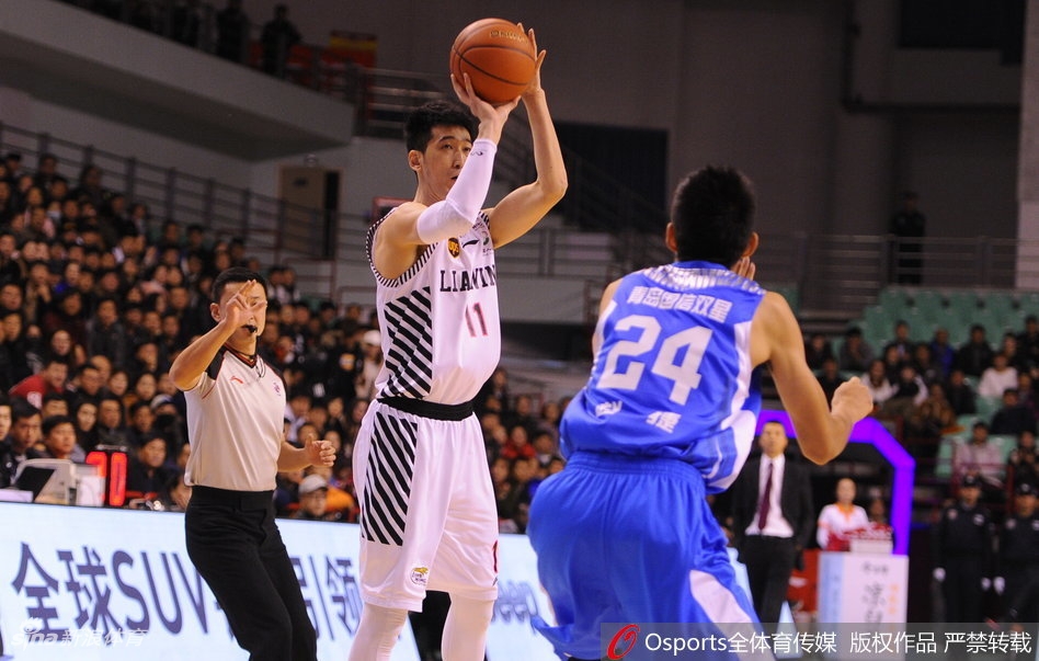 赛后,辽宁队的英雄们围在一起,郭艾伦搂着队友开怀大笑,主场的大比分胜利让每个人的脸上都洋溢着喜悦。