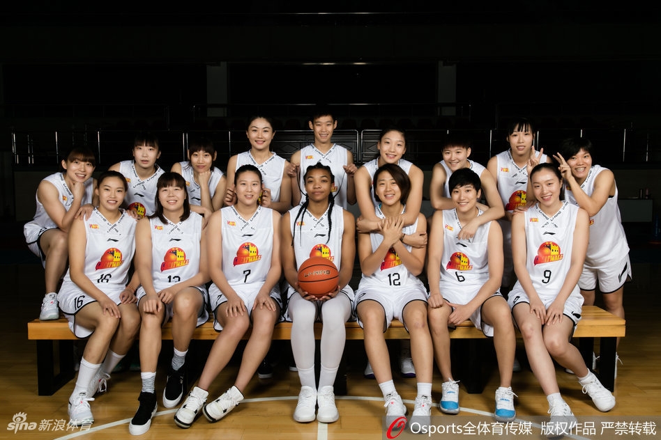 高颂在训练中积极卡位，肌肉线条分明，展现了女篮运动员的力量与美感。