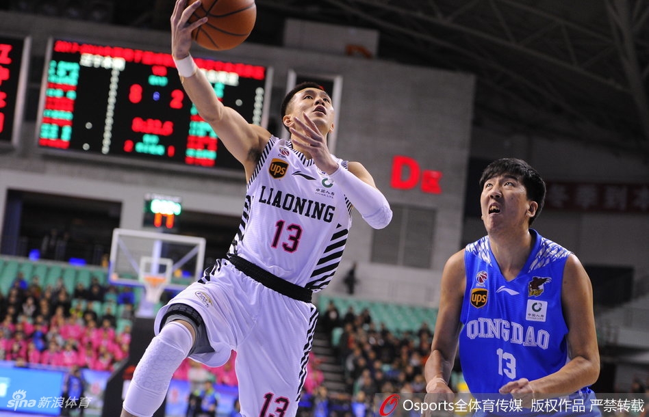 哈德森在防守球员指尖干拔而起,三分球如同精确制导的导弹,在空中划出辽宁队胜利的轨迹。