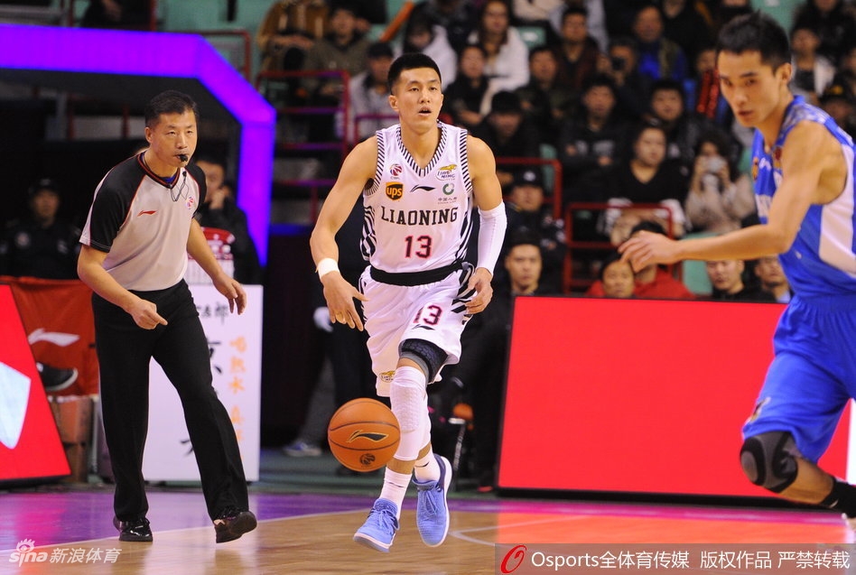 生日夜的主角郭艾伦,如闪电般撕裂青岛防线,用一记华丽的上篮为自己献上最好的生日礼物。