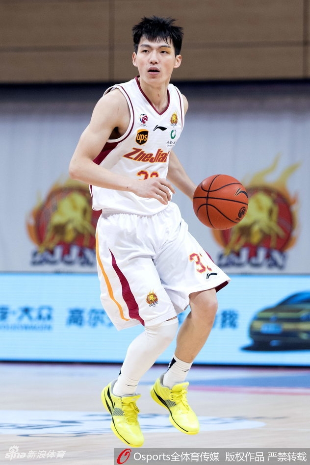 吴前在山西队多名球员的围堵下,依然毫无畏惧,高高跃起上演潇洒上篮,眼神中透着必胜的决心。