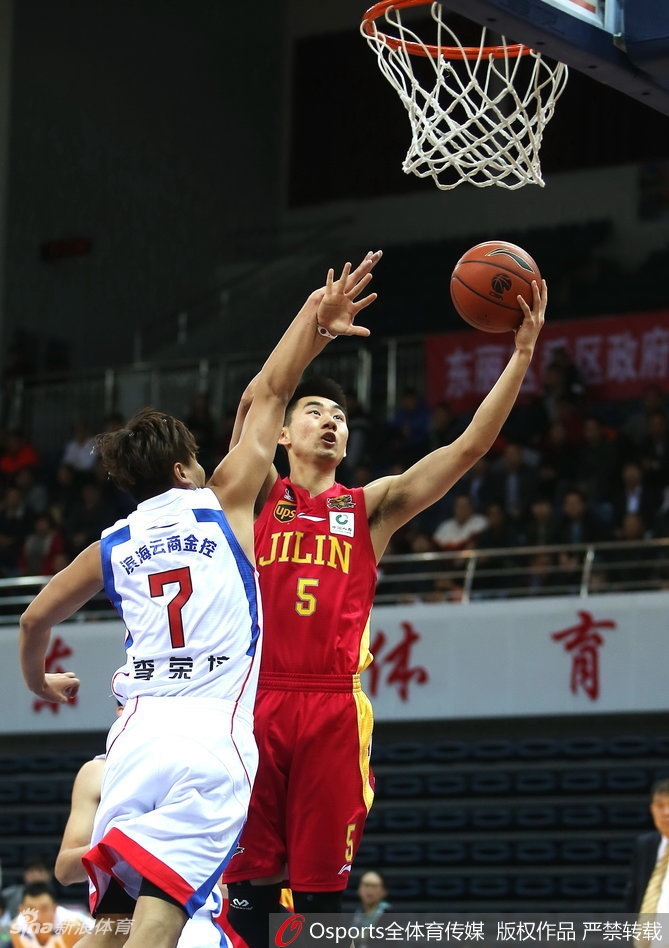 吉林队外援兰德里在天津队内线群中强行起跳，展示其强大的上肢力量和得分欲望。