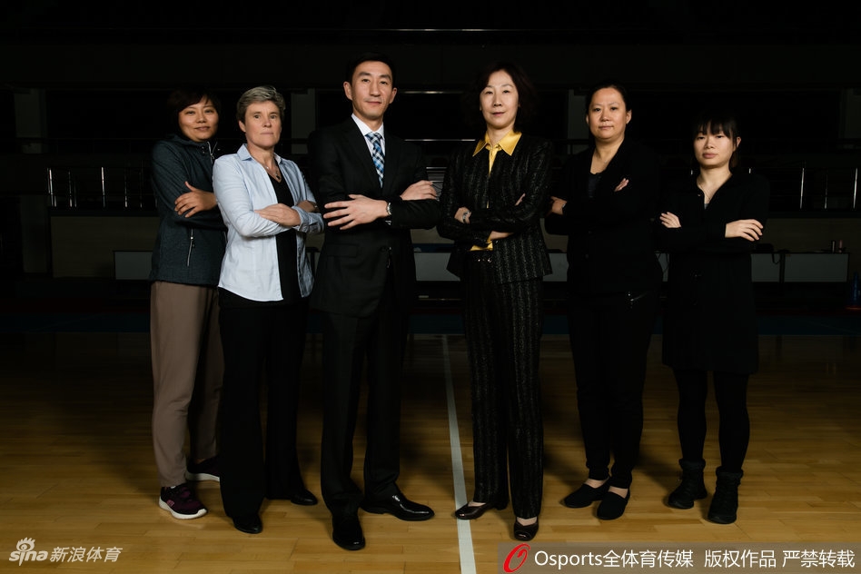 年轻队员齐钰在热身中专注拉伸，稚嫩的面孔下是渴望为球队贡献力量的决心。