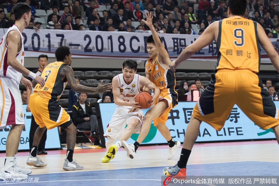 吴前三分线外手起刀落,篮球划过一道完美的彩虹弧线直钻网窝,山西队曾令旭的飞身封盖也显得鞭长莫及。