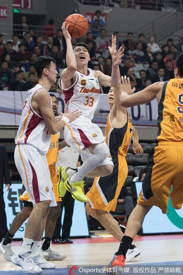 斯托克斯送出一记惊天大帽,将山西外援詹宁斯的上篮无情扇飞,皮球被钉在篮板上的瞬间,仿佛连空气都凝固了。