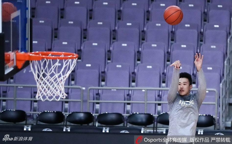 阿巴斯在训练中积极拼抢，面对旧主他毫无保留，用每一个篮板球证明自己的价值。