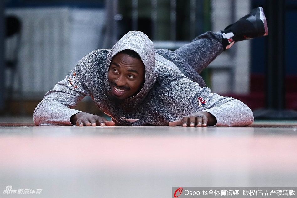 王哲林篮下卡位要球，身体对抗中展现出强悍的力量，身后的防守球员显得颇为吃力