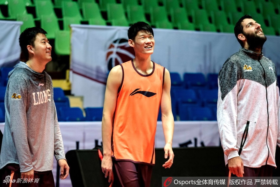 博洛西斯在三分线外张手命中,这位希腊中锋柔和的手感,将成为广厦破联防时最仰仗的重型武器。